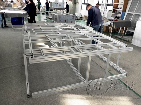 疫情繼續(xù)在歐美一些國(guó)家蔓延，口罩依舊緊缺，尤其是防護(hù)性能剛好的N95口罩。因此N95口罩機(jī)生產(chǎn)壓力非常大。很多生產(chǎn)N95口罩的都增加口罩機(jī)生產(chǎn)線的數(shù)量用以擴(kuò)大生產(chǎn)，因此市場(chǎng)上對(duì)口罩機(jī)的需求也是大大增加。在這個(gè)時(shí)間就是生命是特殊時(shí)期，N95口罩機(jī)機(jī)架從設(shè)計(jì)到交付要多久是眾多口罩機(jī)生產(chǎn)廠家關(guān)注的一個(gè)問(wèn)題。今天美誠(chéng)鋁業(yè)作為鋁型材機(jī)架生產(chǎn)加工廠家來(lái)幫助解答這個(gè)問(wèn)題。